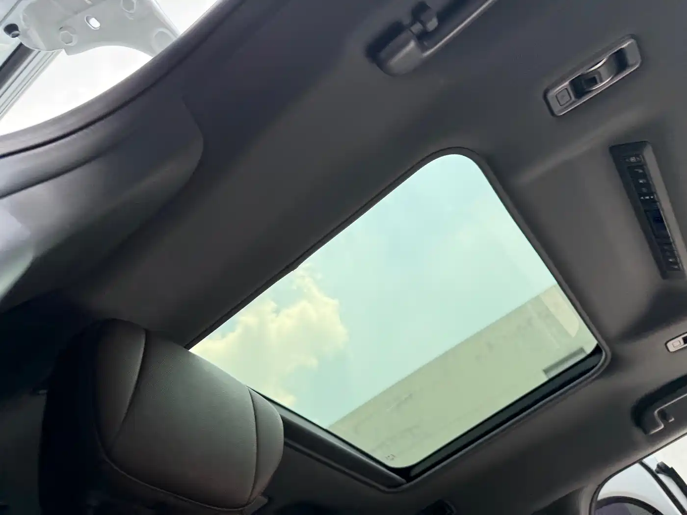 Toyota Sienna 2023 2.5L Hybrid Platinum Edition фото 9