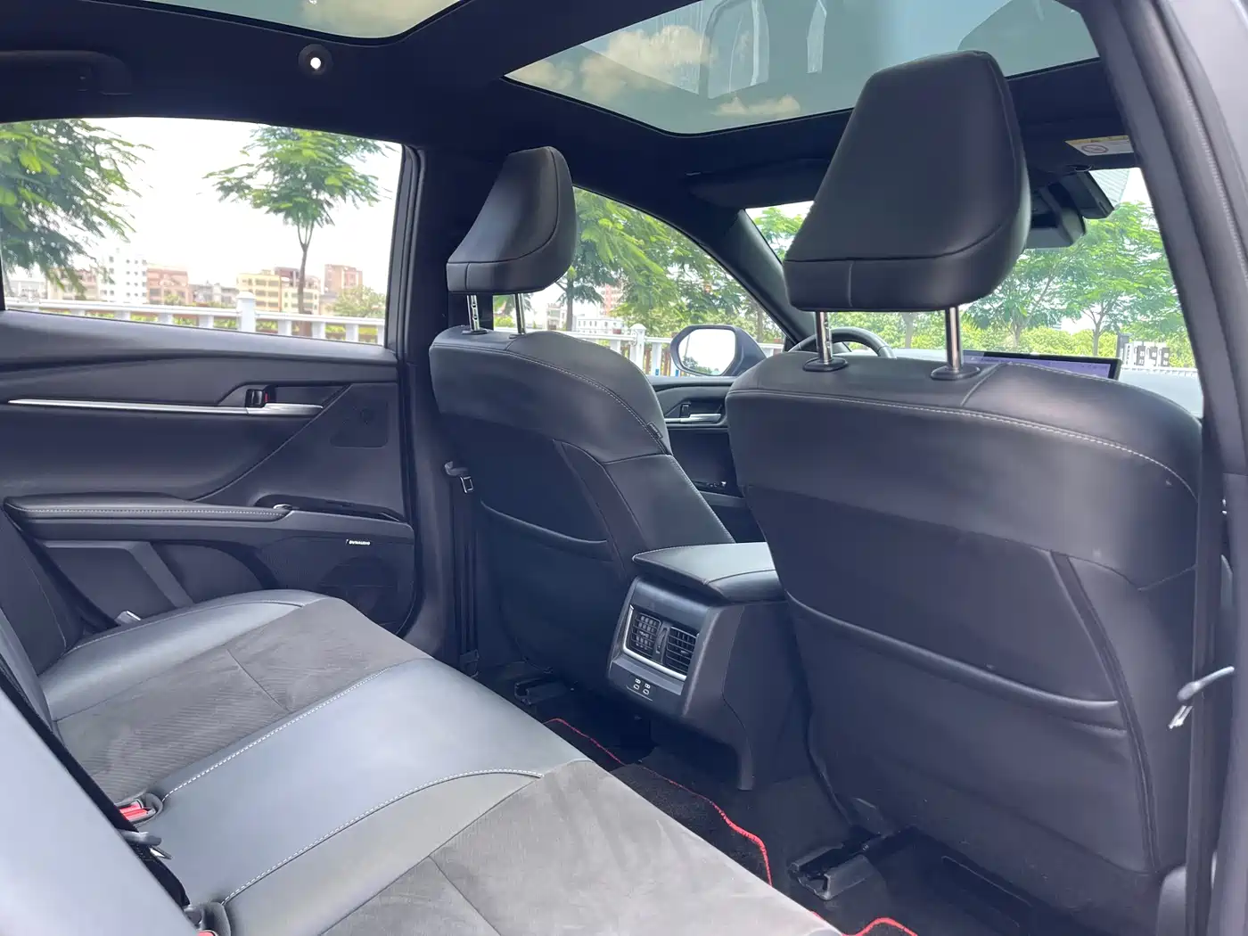 Toyota Camry 2025 Hybrid 2.0HXS Glory Edition фото 13