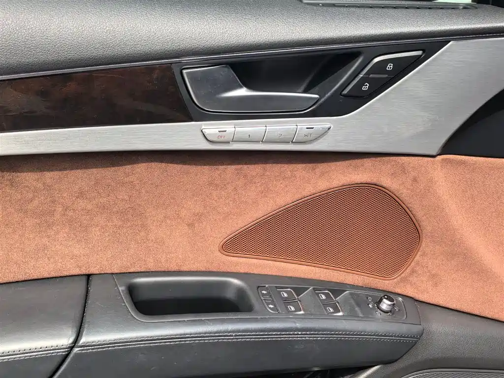 Photo 28 - Audi A8
