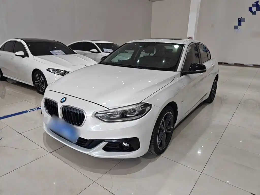 BMW 1 Series 2018 118i Sport Edition фото 2