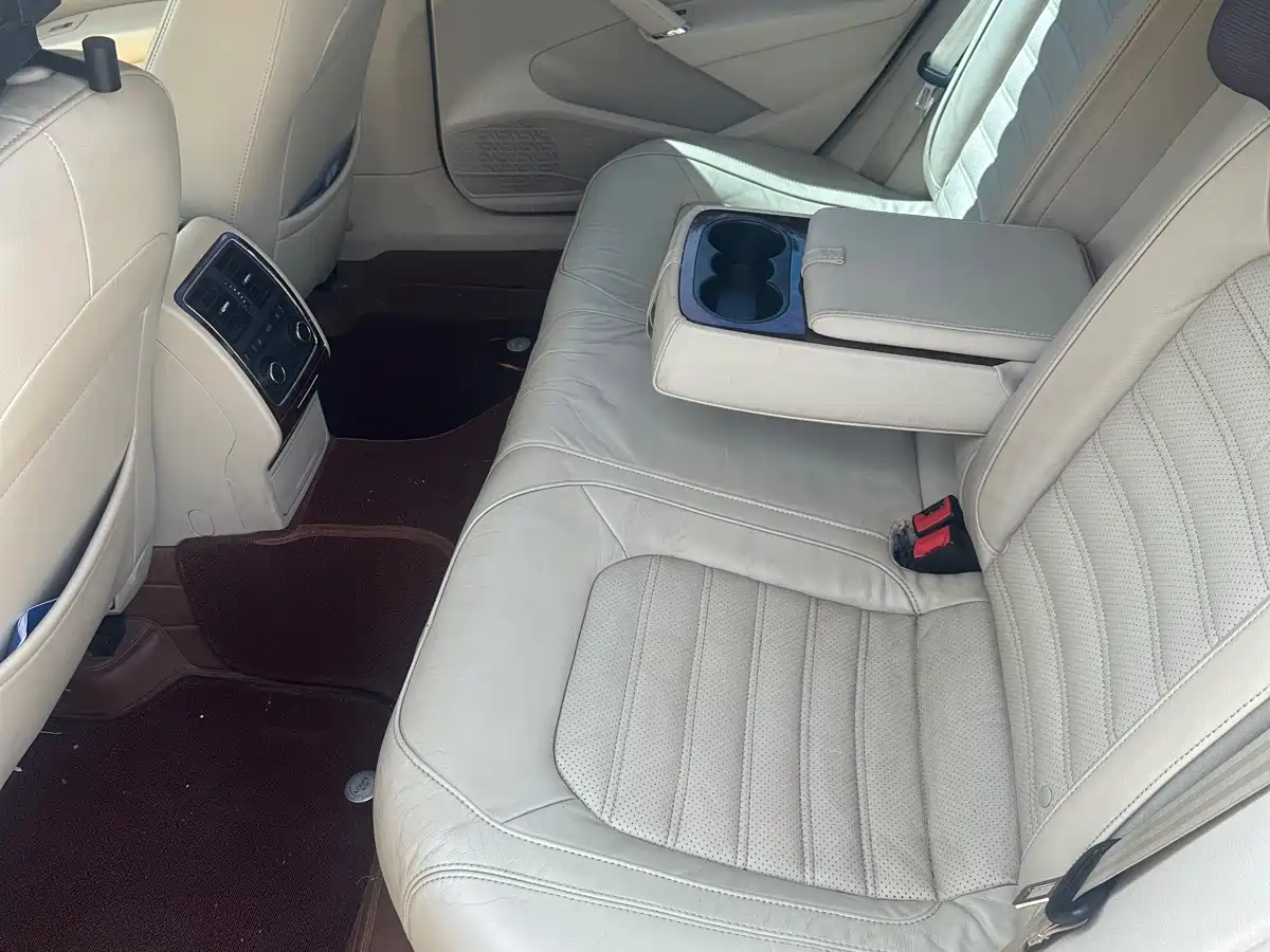 Volkswagen Passat 2011 2.0TSI DSG Royal Edition фото 4