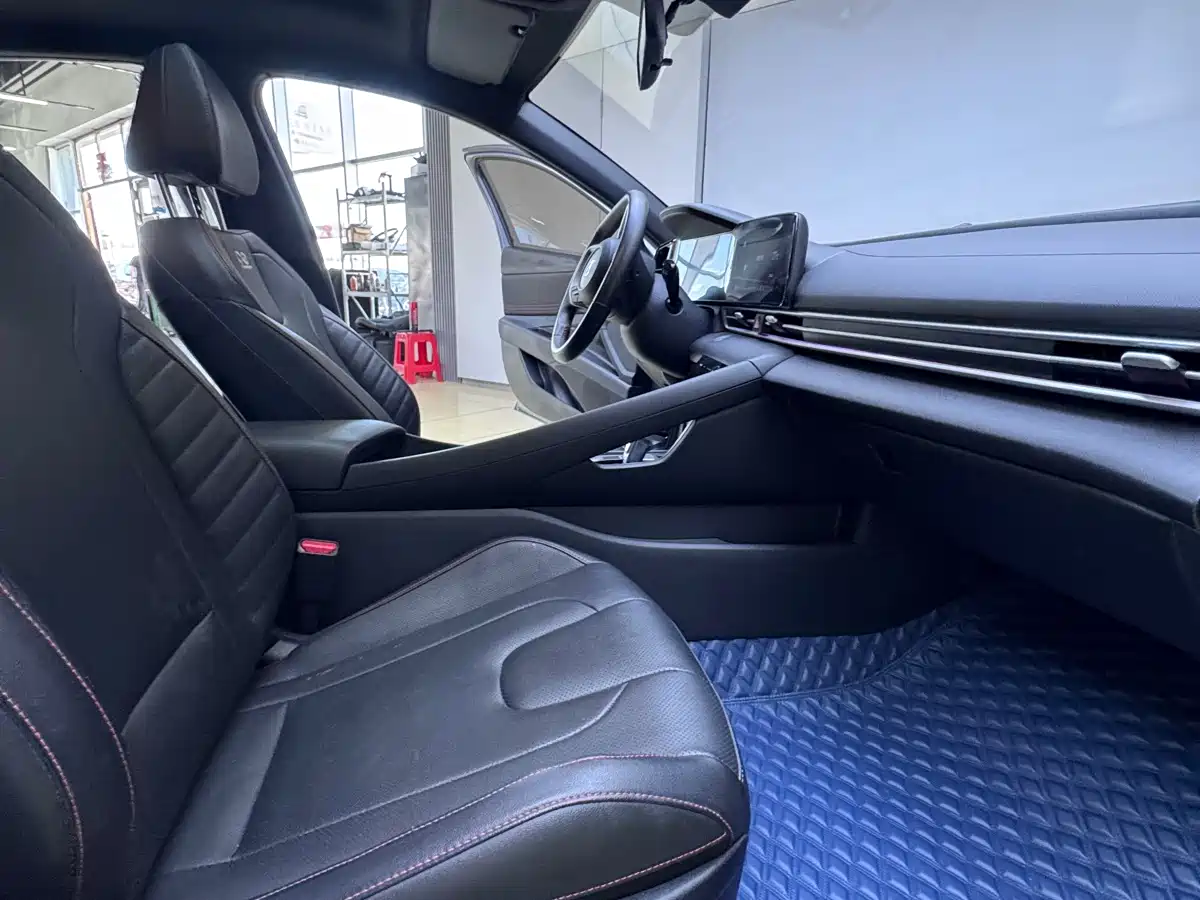 Hyundai Elantra 2022 1.5L CVT LUX Premium Edition фото 19