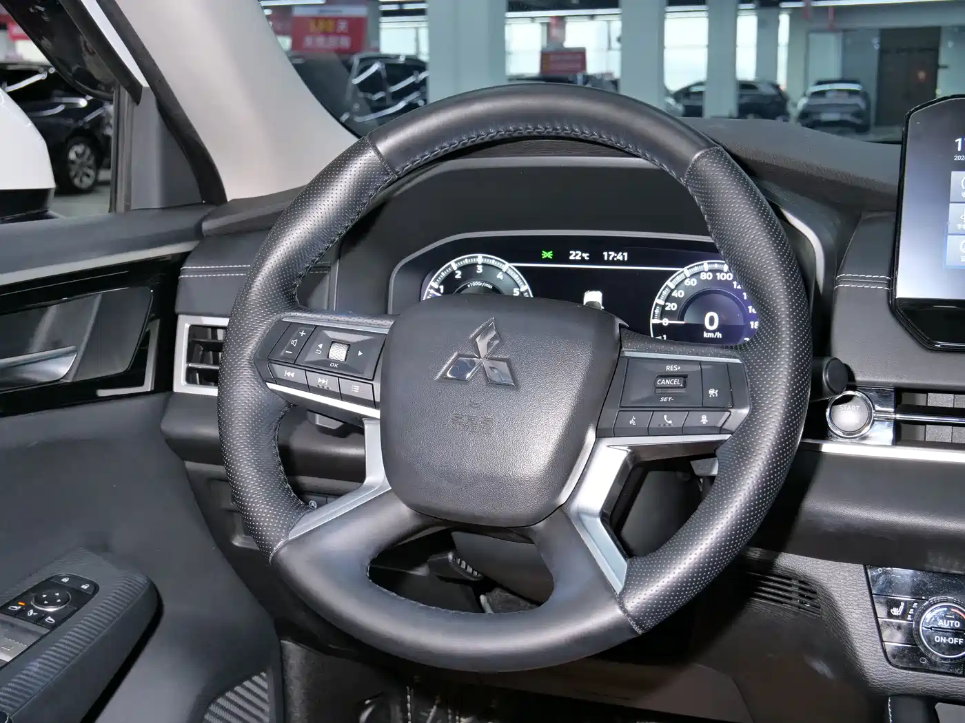 Mitsubishi Outlander 2023 1.5T CVT AWD Premium 7-Seater фото 16