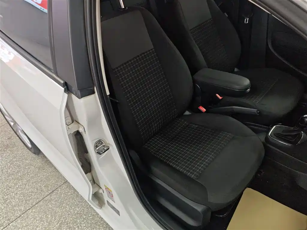 Volkswagen Polo 2014 1.6L Automatic Comfort Edition фото 17