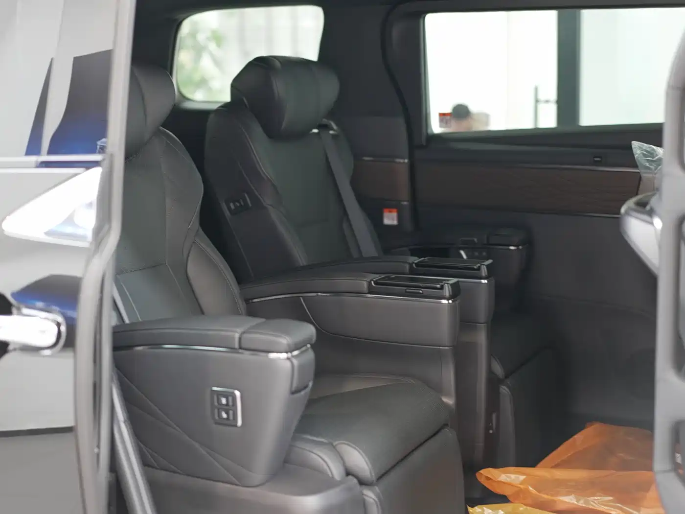 Toyota Vellfire 2024 Crown Hybrid 2.5L Premium Edition фото 7