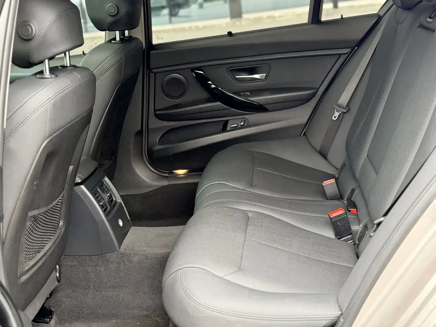 BMW 3 Series 2018 318Li фото 23