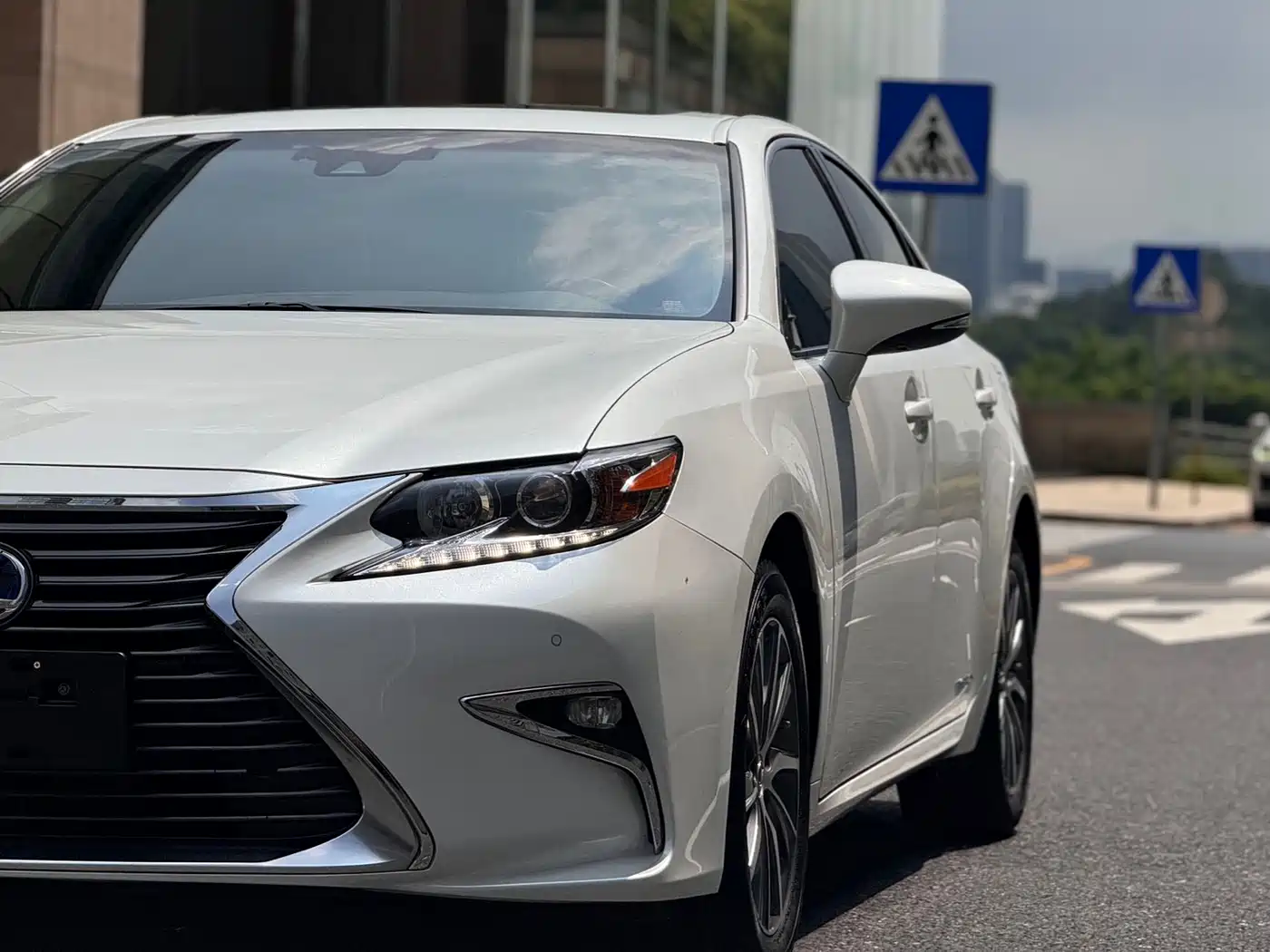 Lexus ES 2017 300h Mark Levinson Comfort Edition фото 6