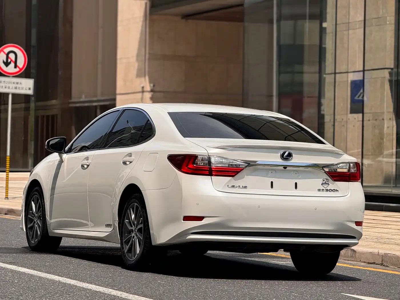 Lexus ES 2017 300h Mark Levinson Comfort Edition фото 4