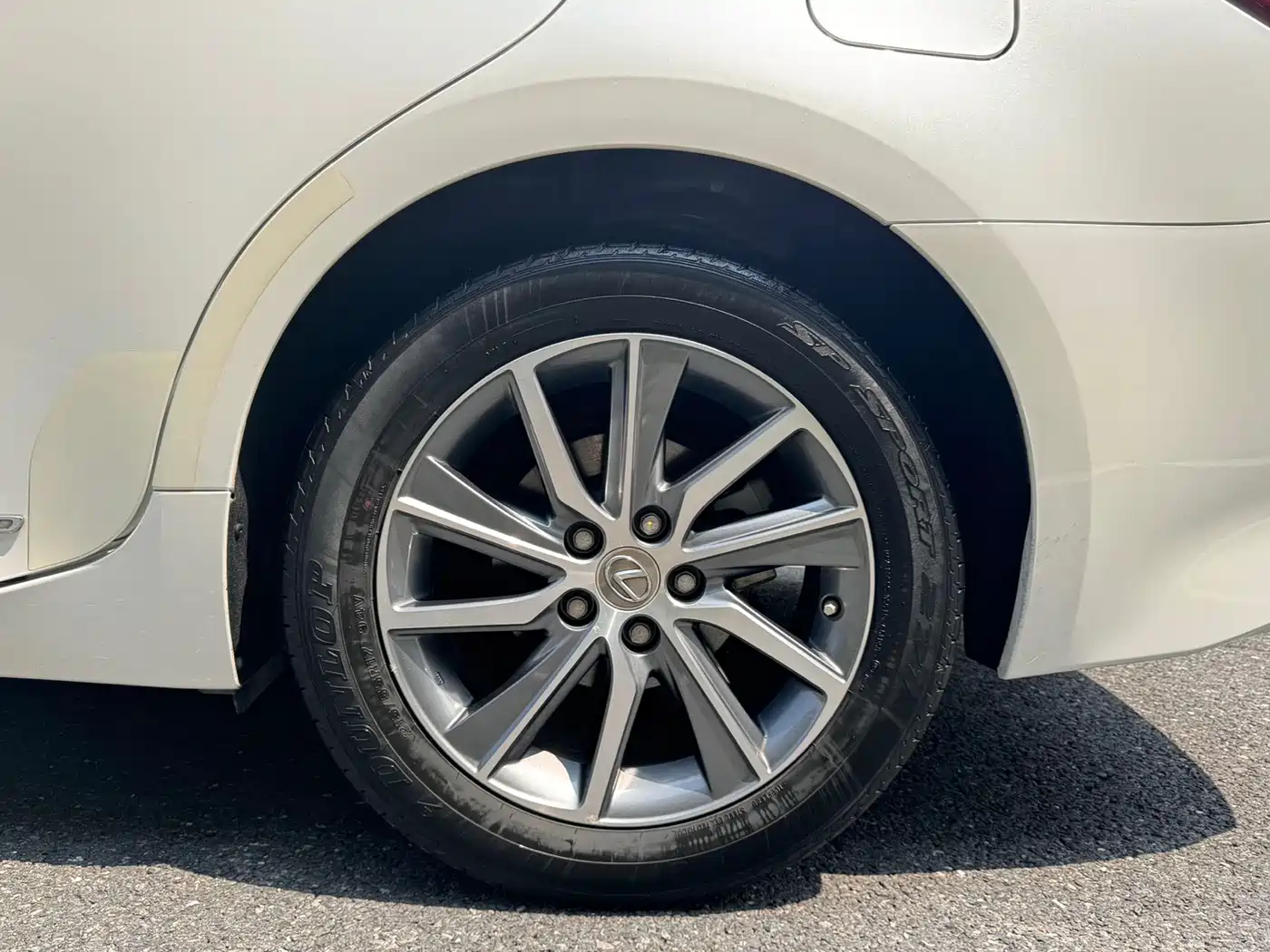 Lexus ES 2017 300h Mark Levinson Comfort Edition фото 23