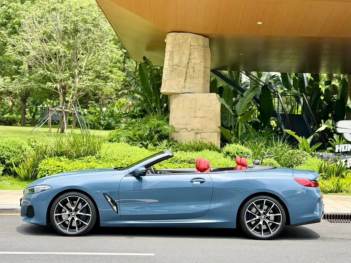 BMW 8 Series 2019 840i Convertible M Sport фото 6