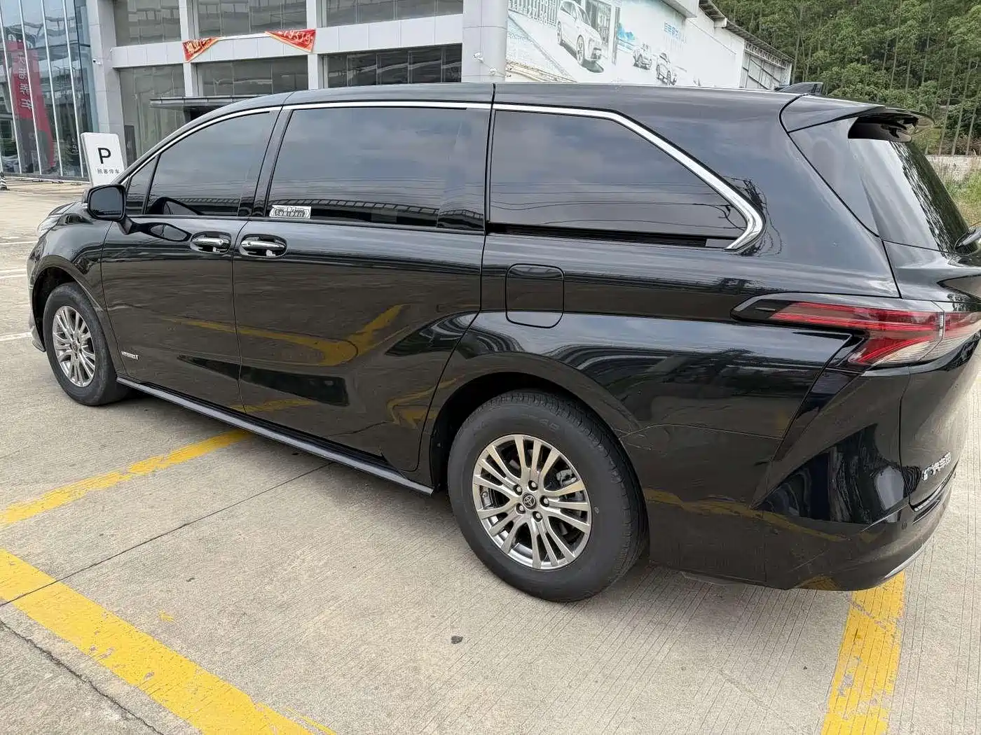 Toyota Sienna 2023 2.5L Hybrid Luxury Edition фото 2