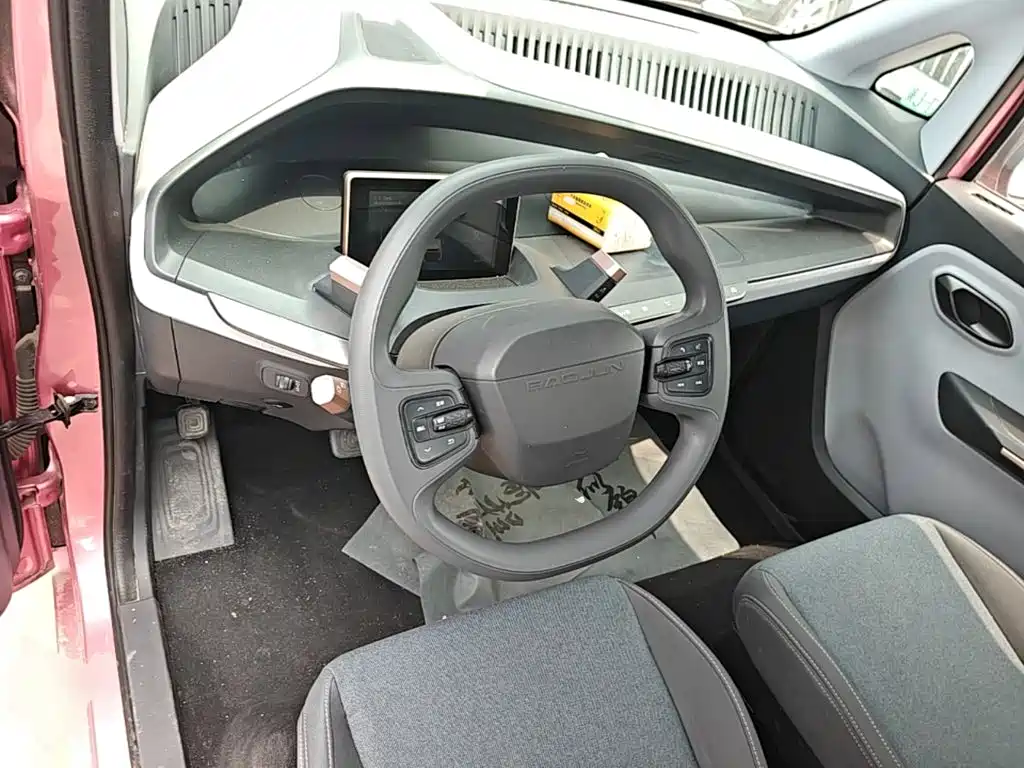 صورة 11 - Baojun E200