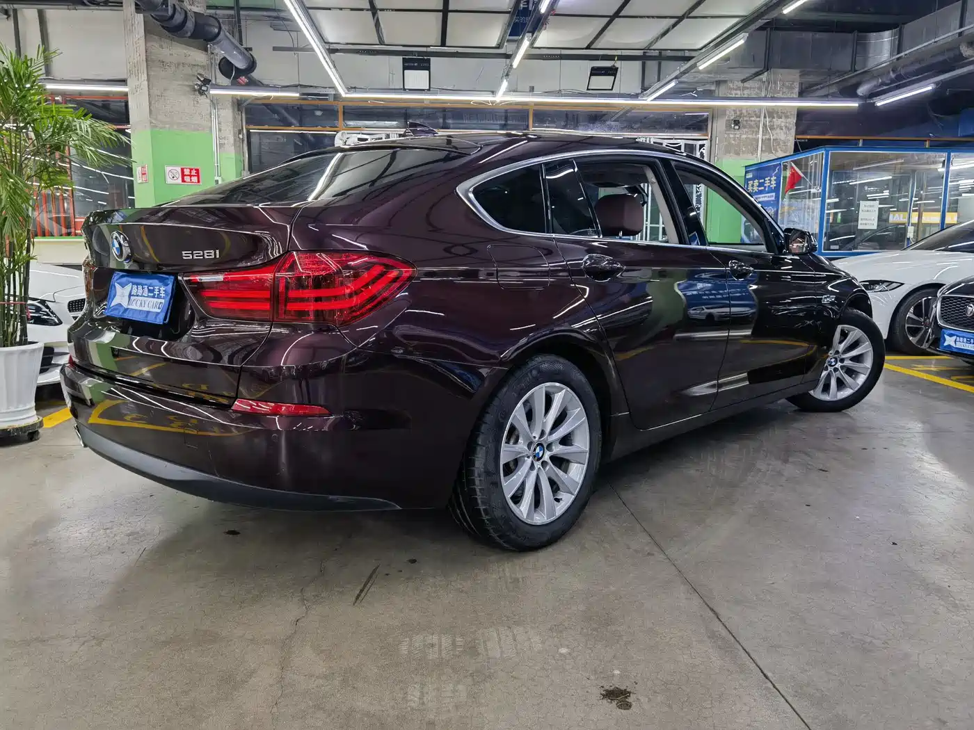 BMW 5 Series GT 2015 528i Leading фото 4