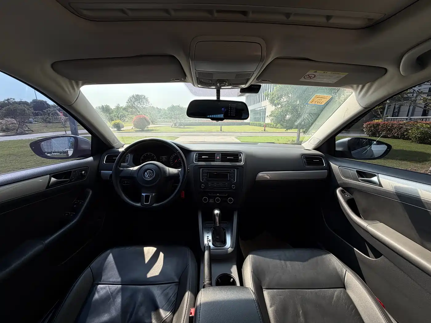 Volkswagen Sagitar 2015 1.6L Automatic Comfort фото 15