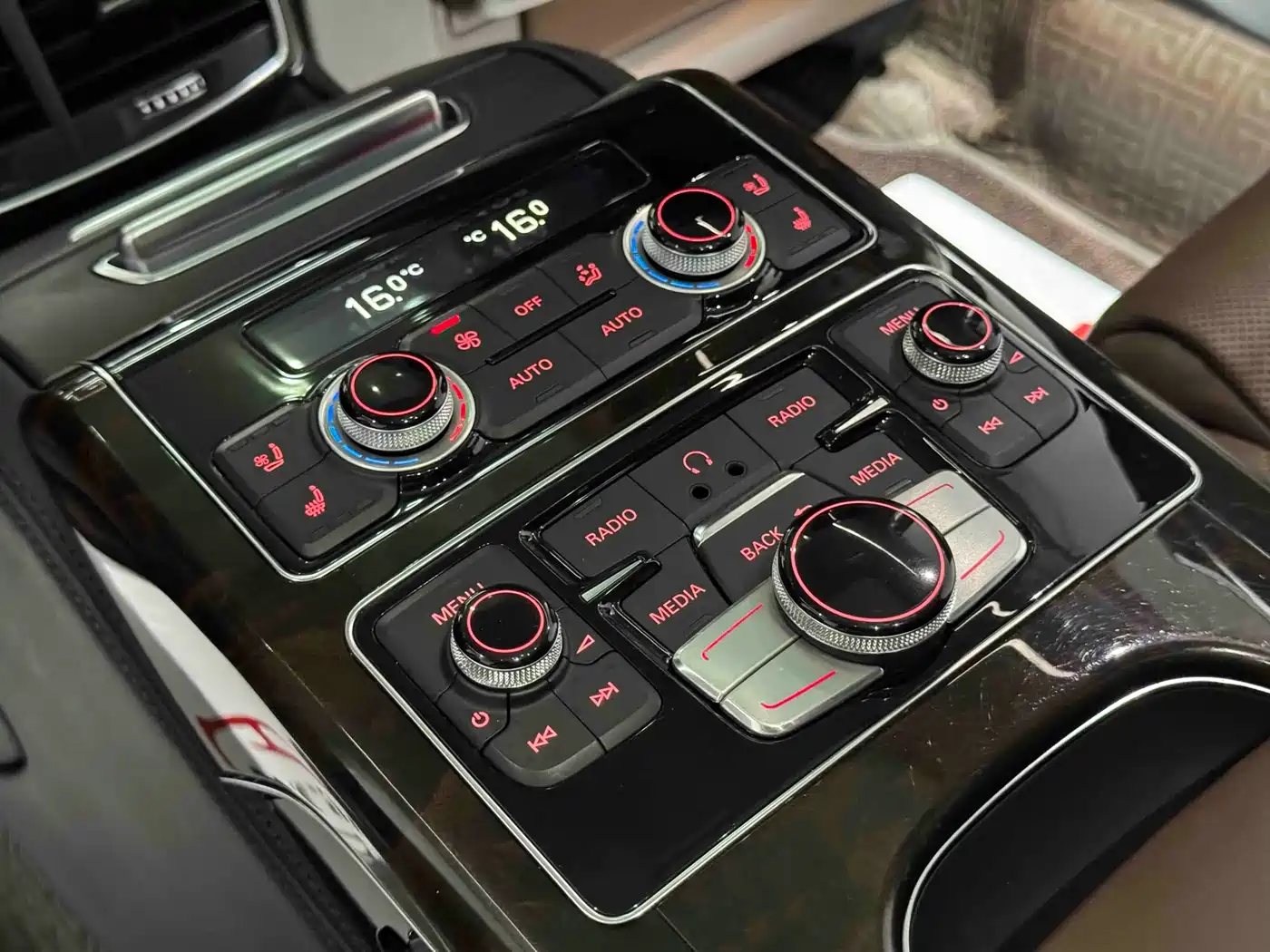 Photo 16 - Audi A8