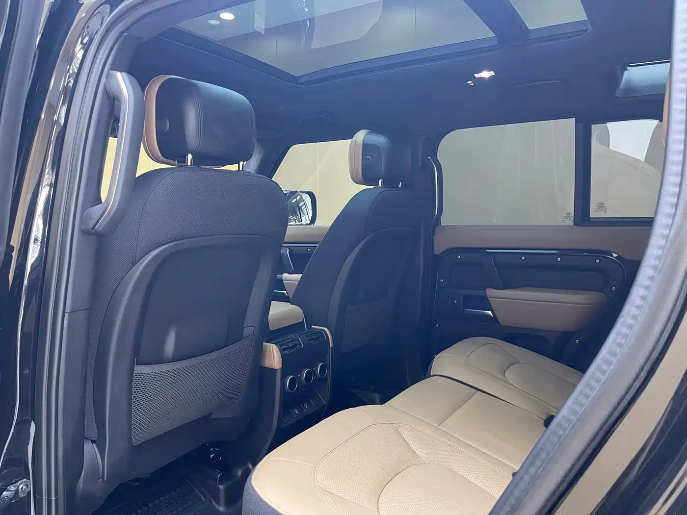 Land Rover Defender 2025 110 3.0T P400 -Dynamic HSE фото 13
