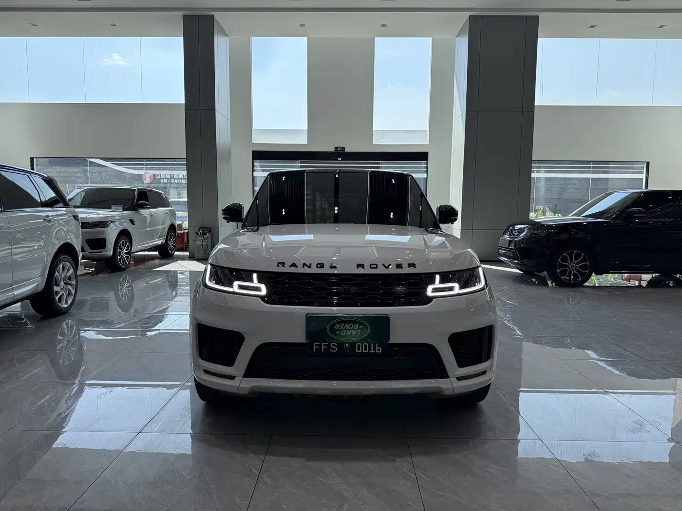 Land Rover Range Rover Sport 2022 3.0 L6 Gloss Black Edition фото 2