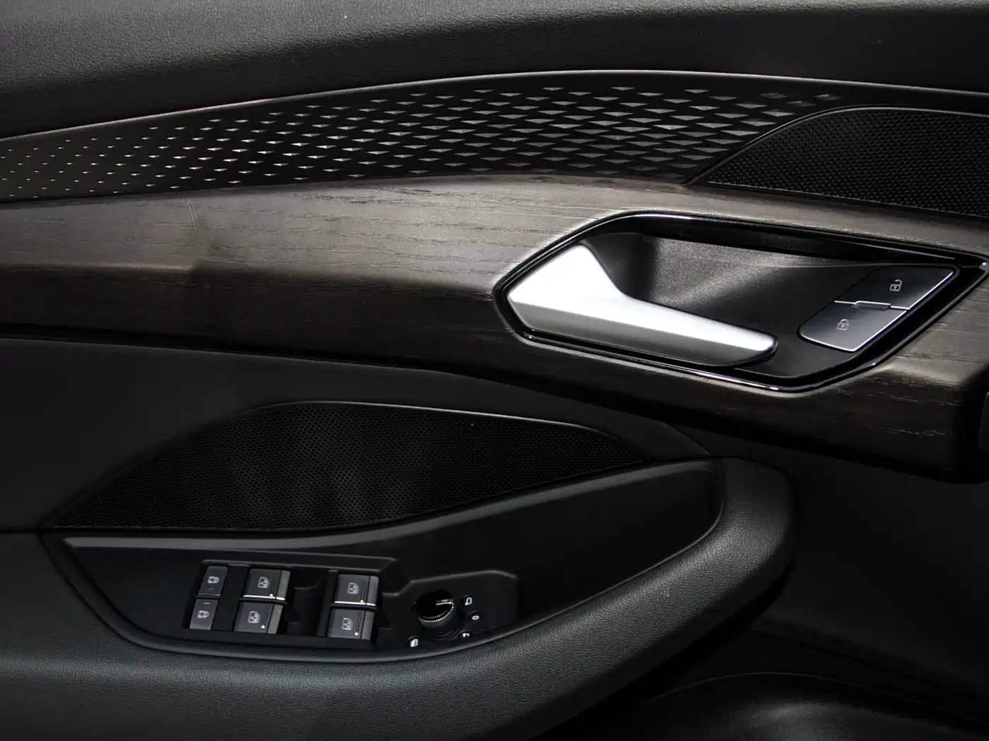 Audi Q6 2024 40 TFSI quattro Cloud View Yulin Package 7-seater фото 18