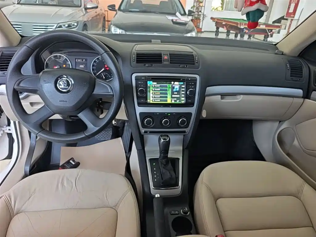Škoda Octavia 2015 Classic 1.6L Automatic Elite Edition фото 10