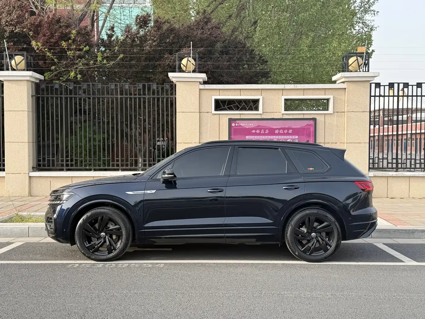 Volkswagen Touareg 2021 3.0TSI Sharp Edition with Gloss Black Sports Package фото 12