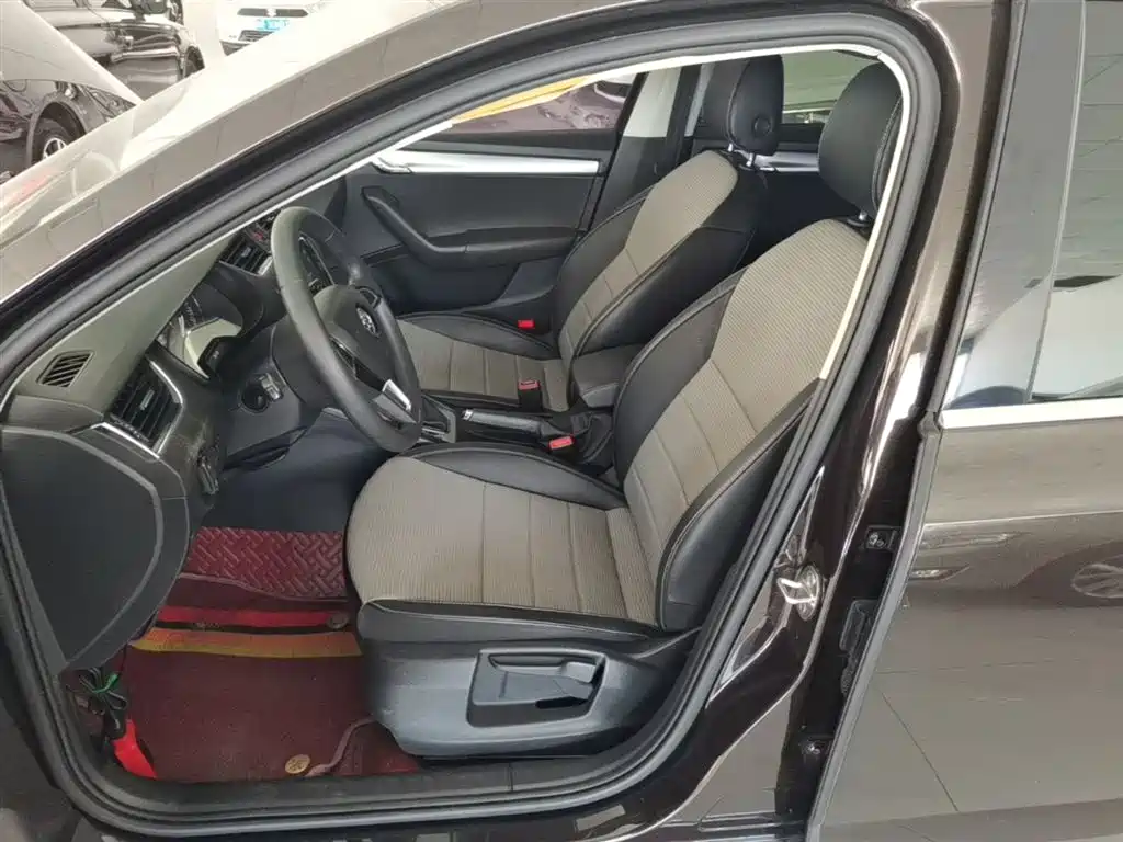 Škoda Octavia 2017 1.6L Automatic Pioneer Edition фото 15