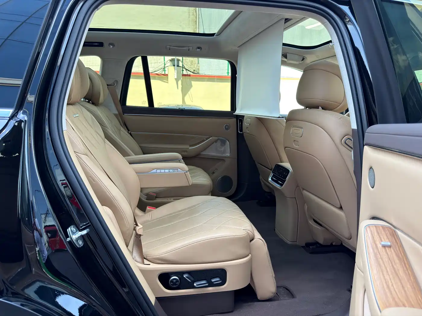 AITO Wenjie AITO M8 2025 Extended Range Ultra 53.4kWh 6-Seater фото 11
