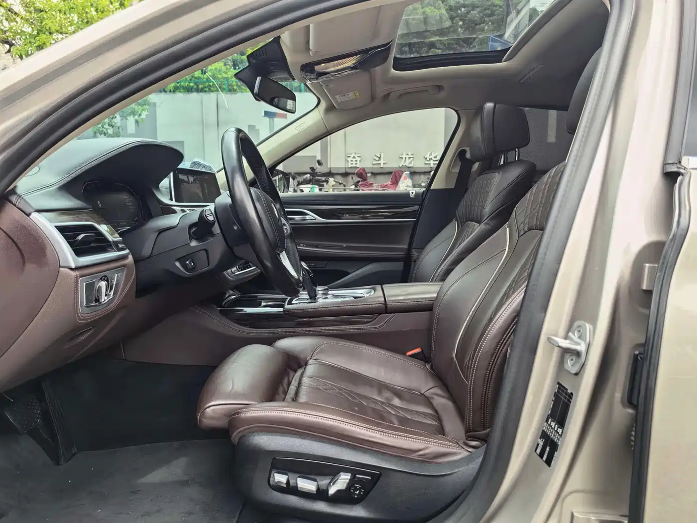 Фото 10 - BMW 7 Series