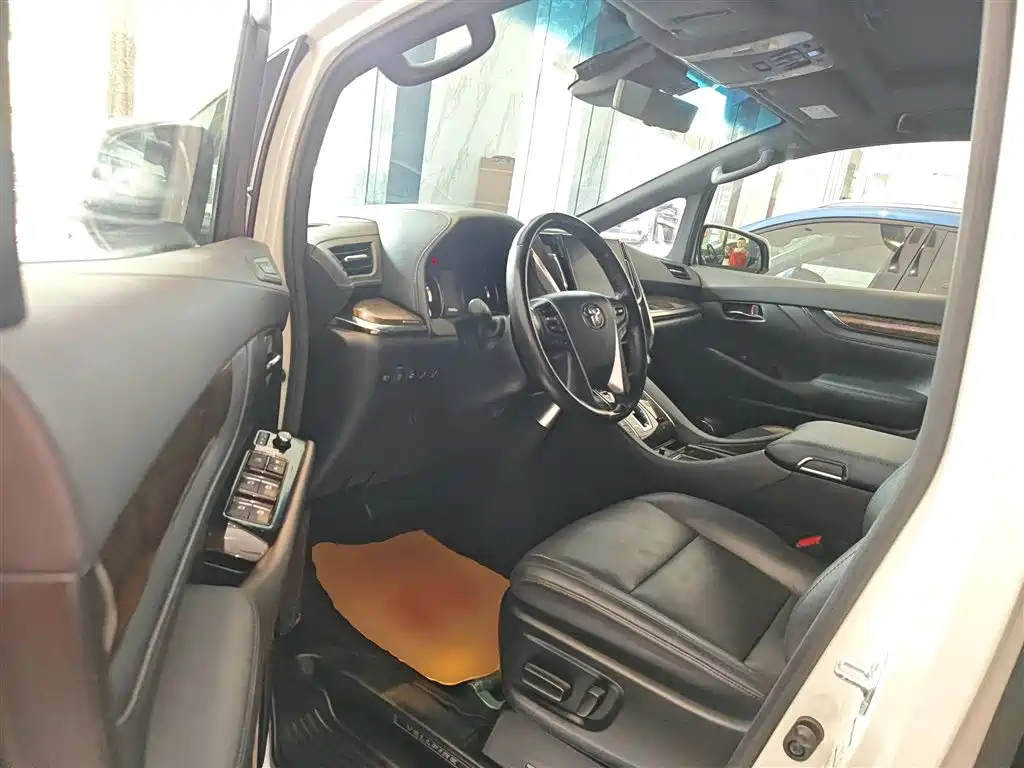 Фото 16 - Toyota Vellfire