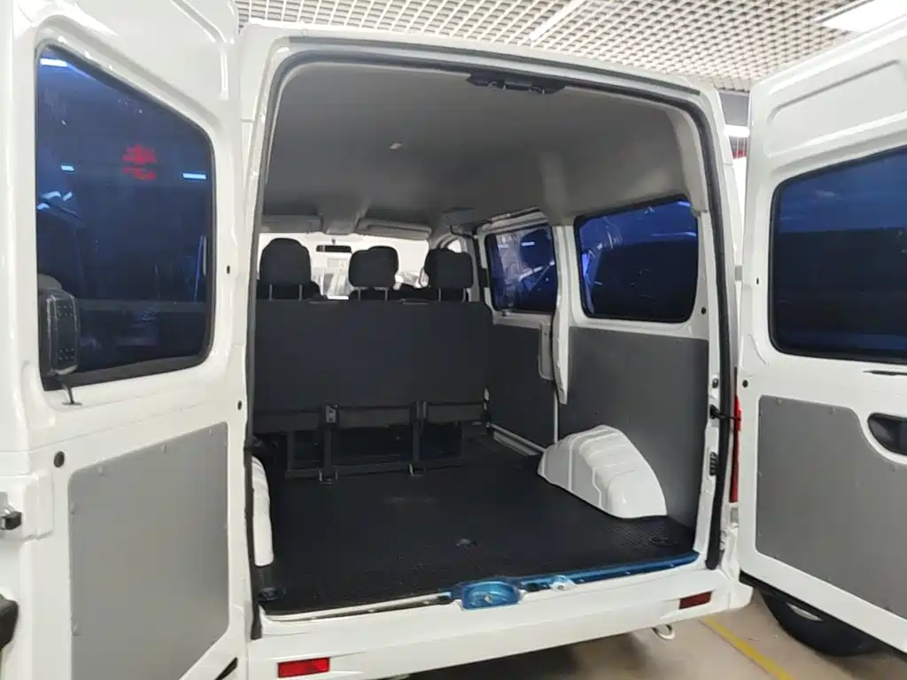 SAIC Maxus Xintu V80 2025 2025 Value Edition Aoyun 2.0T Manual Short Wheelbase Medium Roof 127Ps 5/6-seater
