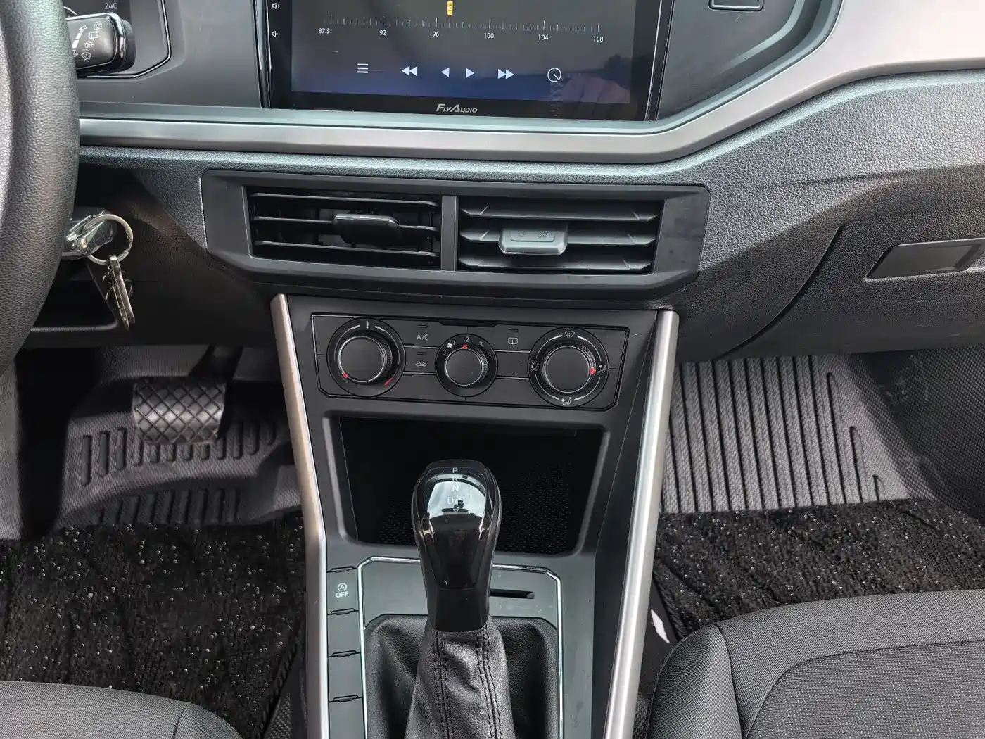 Volkswagen Polo 2019 Plus 1.5L Automatic Panorama Enjoyment Edition фото 12