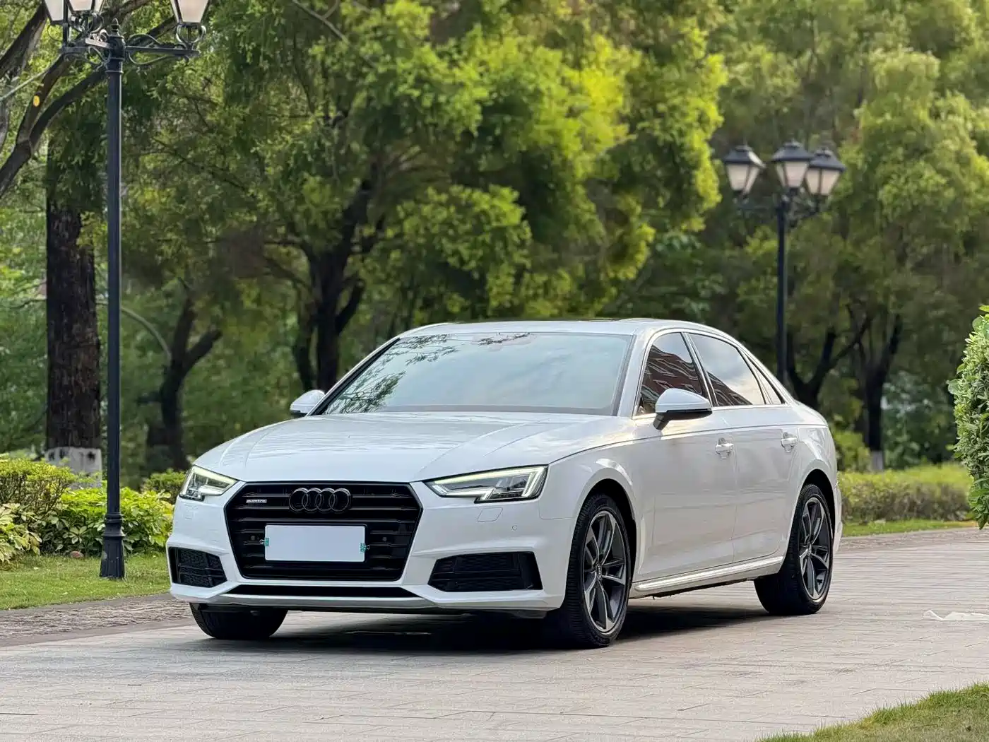 Audi A4L 2018 30th Anniversary 40 TFSI Fashion