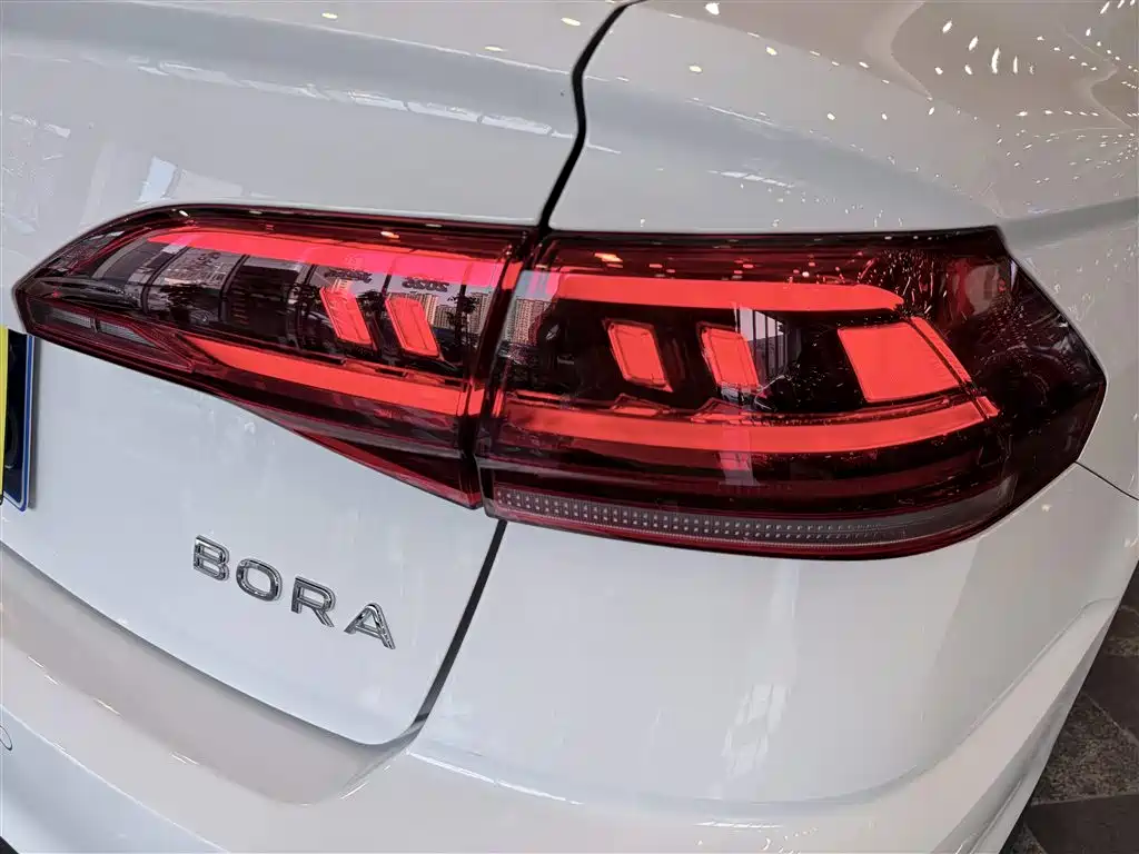 VOLKSWAGEN BORA