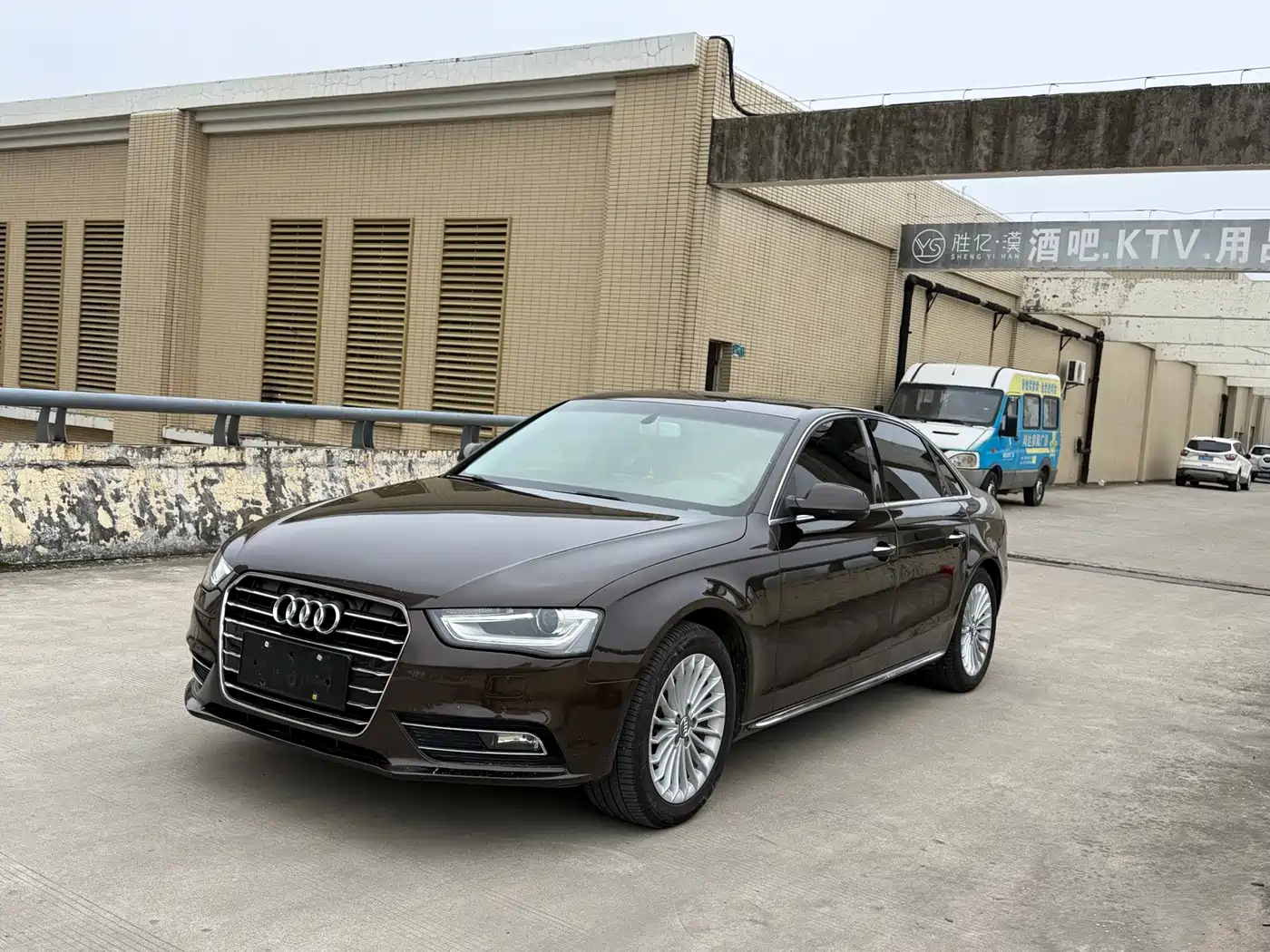 Photo 1 - Audi A4L