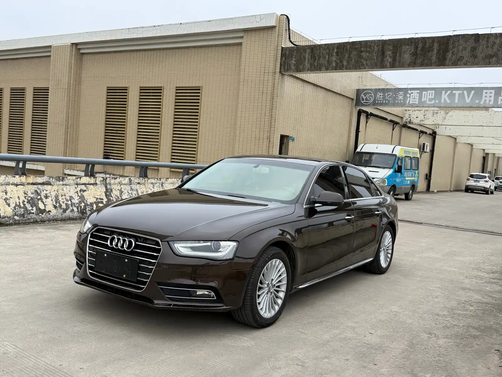 صورة 1 - Audi A4L