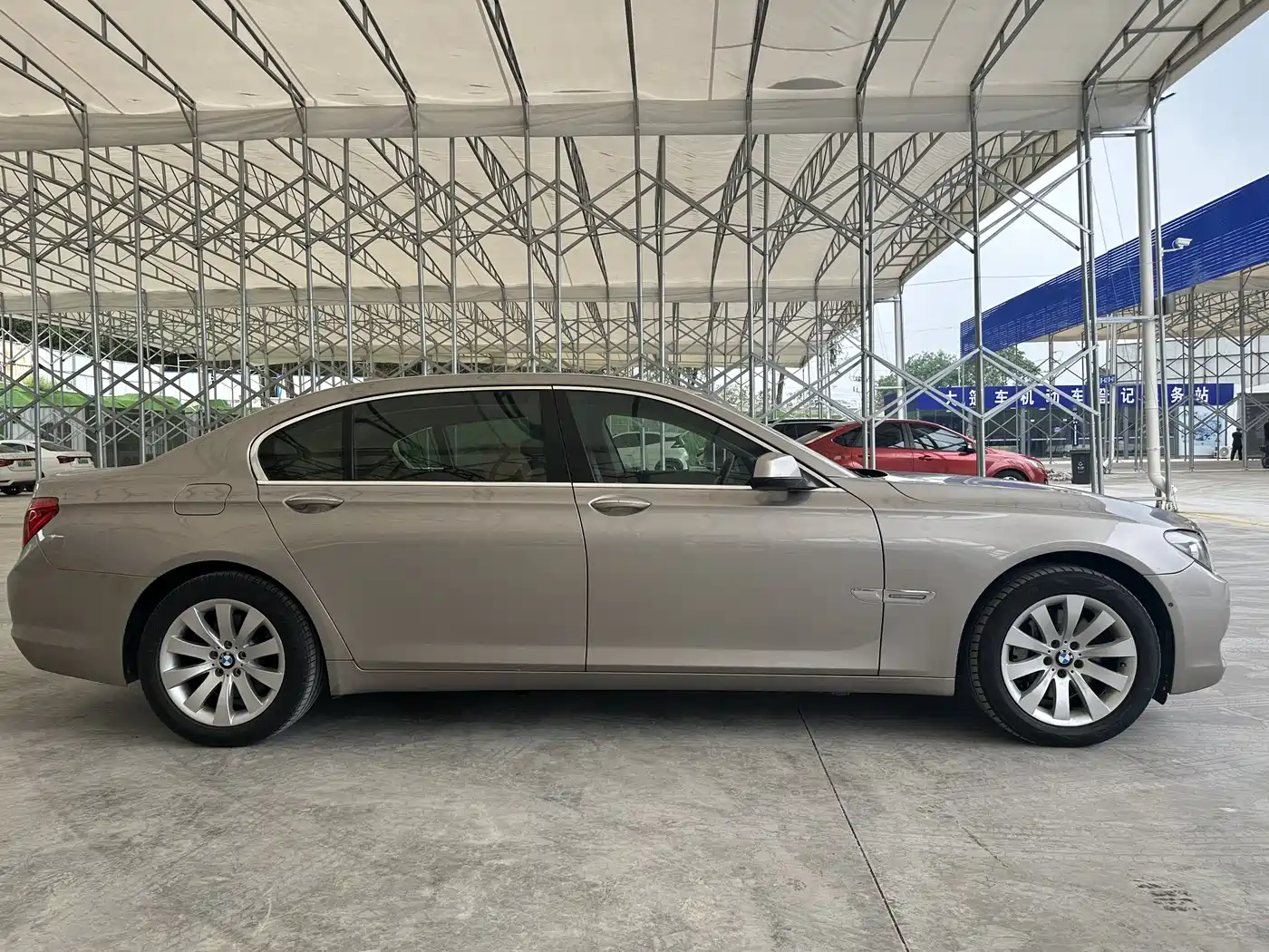 BMW 7 Series 2009 Model 740Li Leading Edition фото 15
