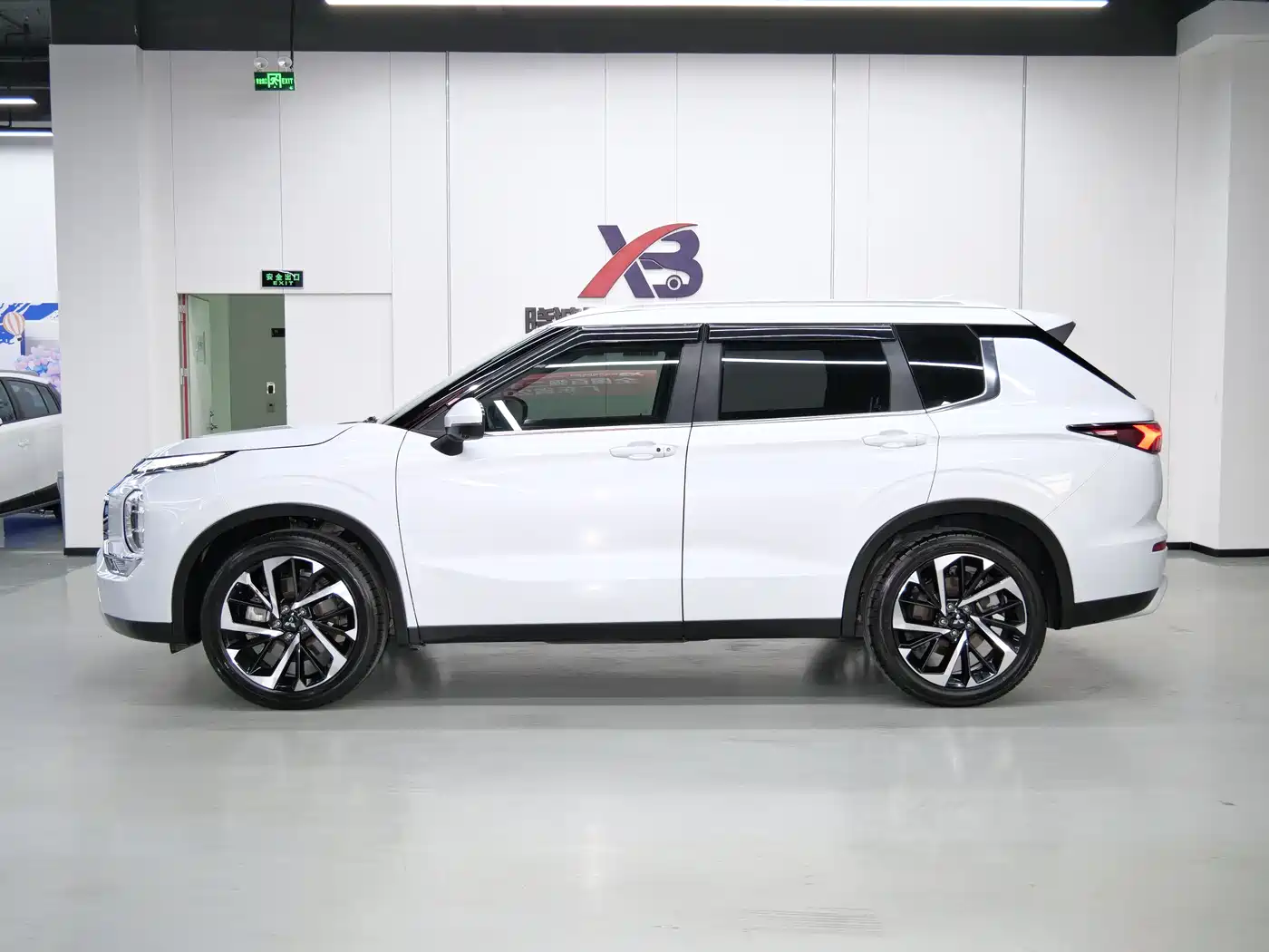 Mitsubishi Outlander 2023 1.5T CVT AWD Premium 7-Seater фото 4