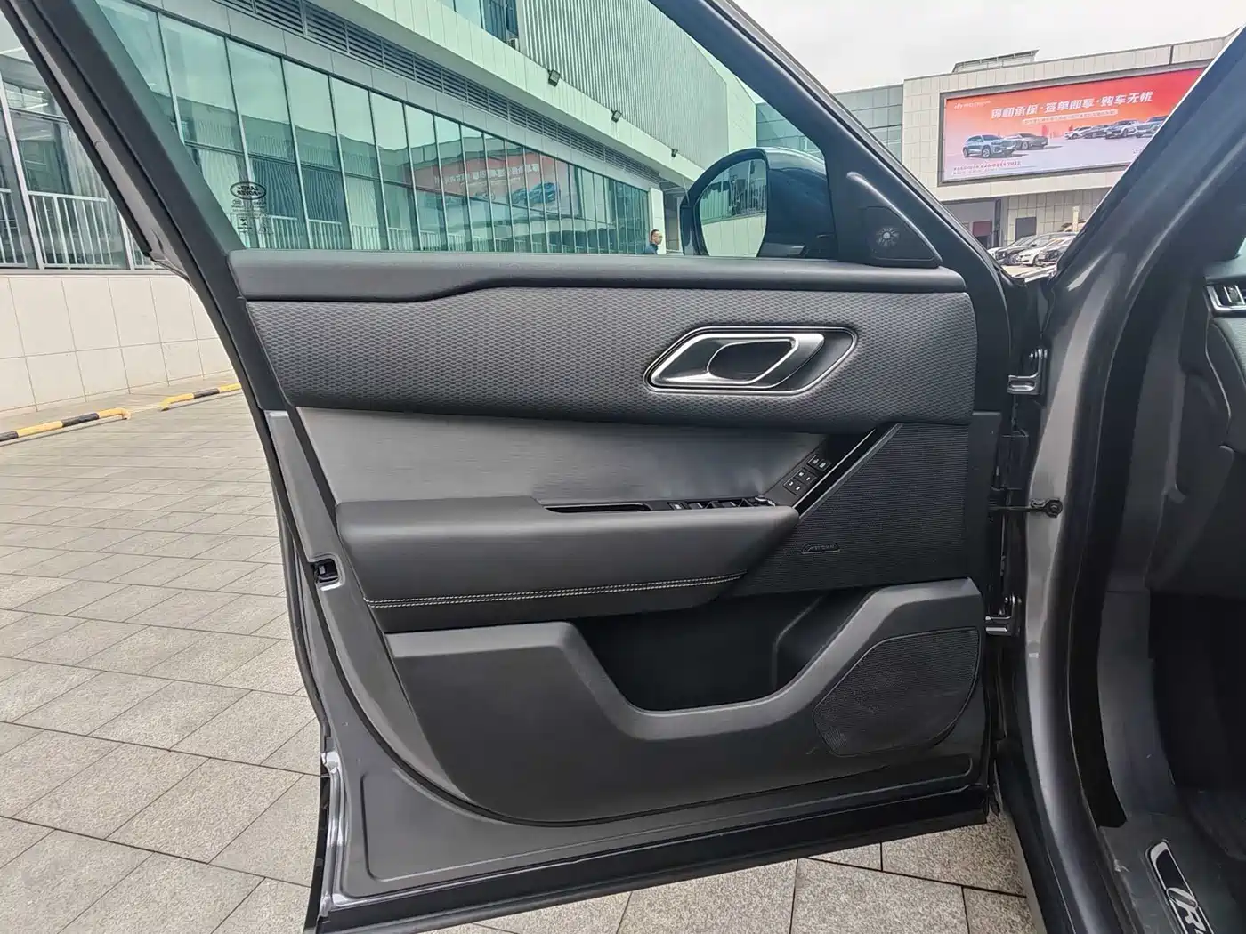 Land Rover Range Rover Velar 2021 P250 Gloss Black Collector's Edition фото 10