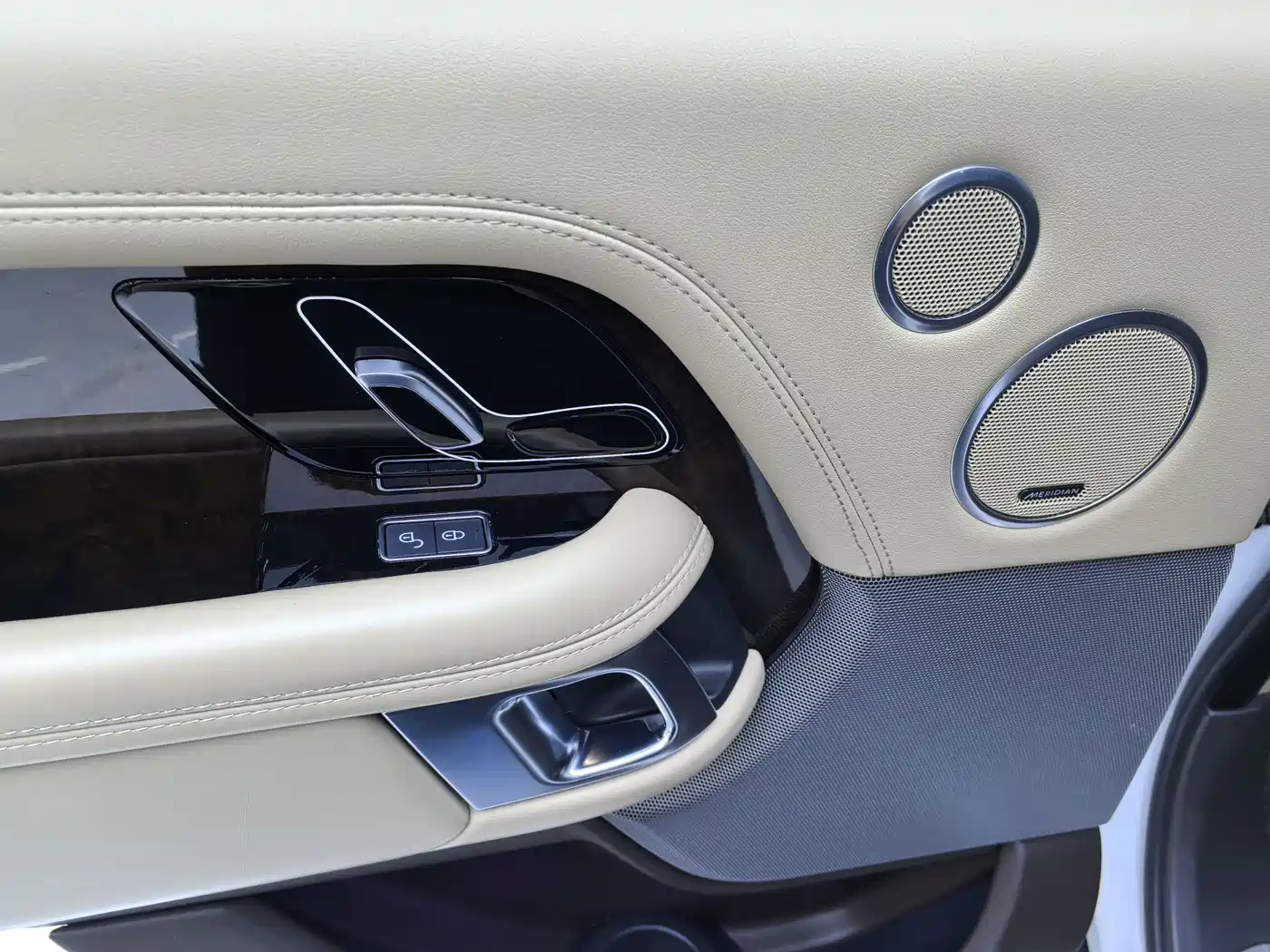Land Rover Range Rover 2020 3.0 L6 Heritage Edition фото 15