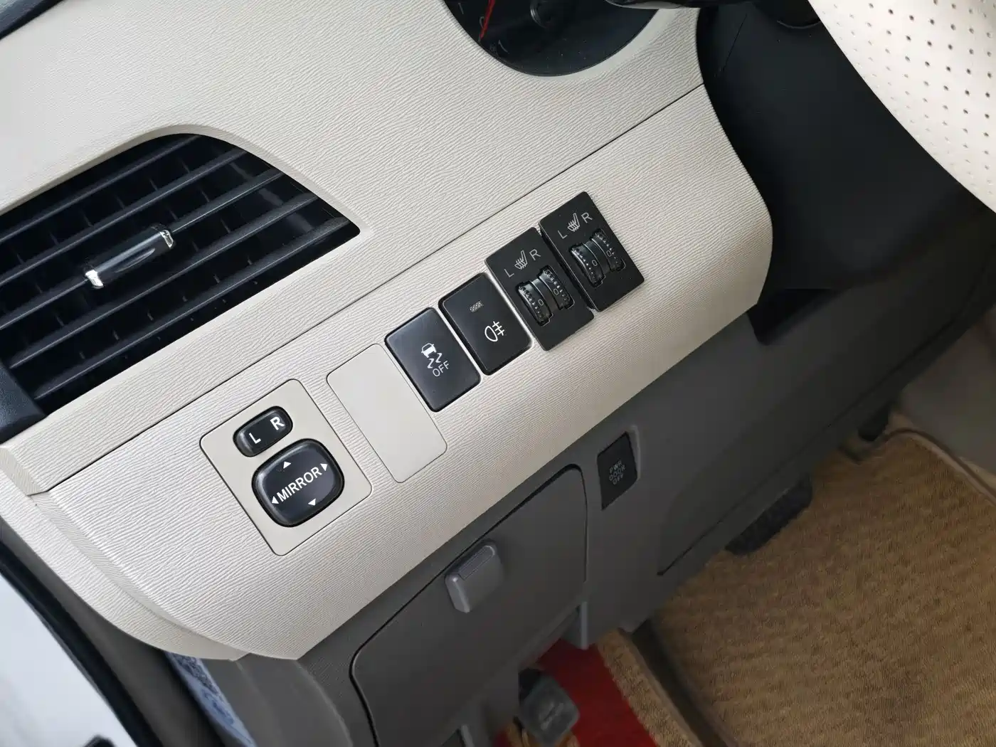 Toyota Sienna 2013 3.5L 4WD Automatic фото 26