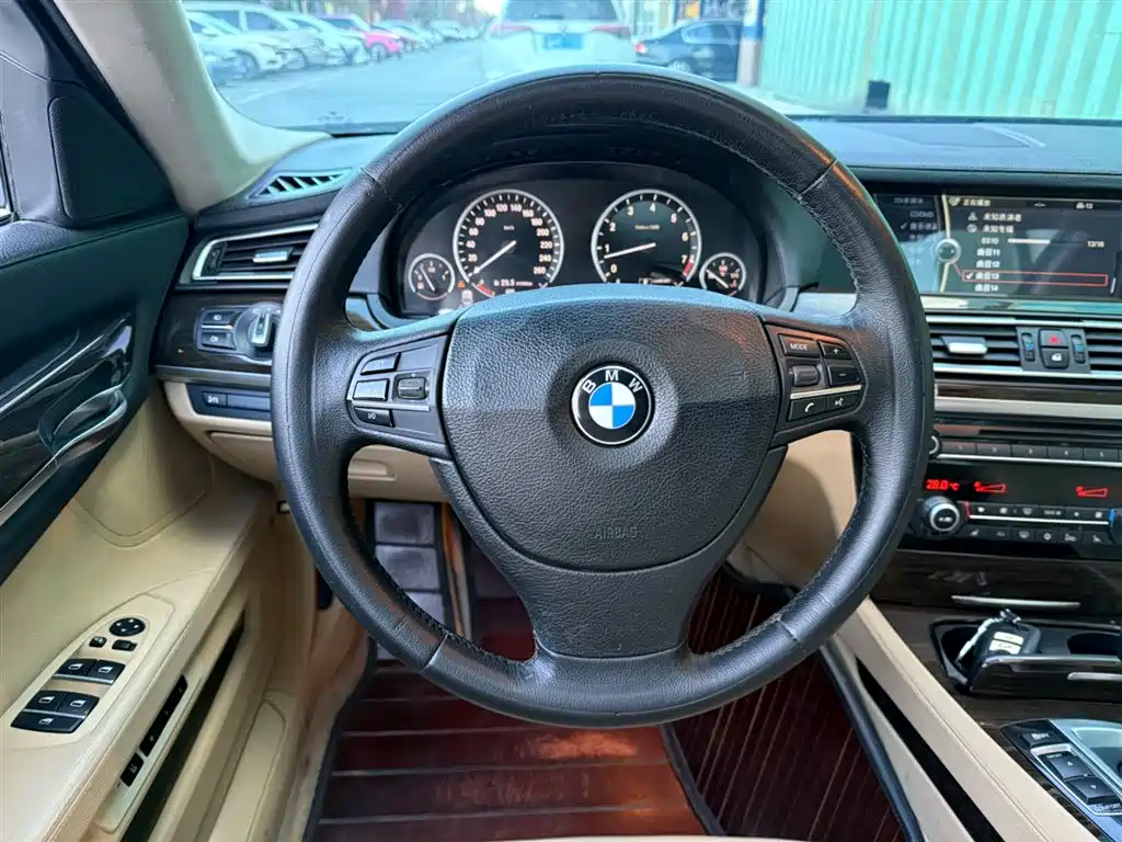 BMW 7 Series 2009 740Li Luxury фото 5