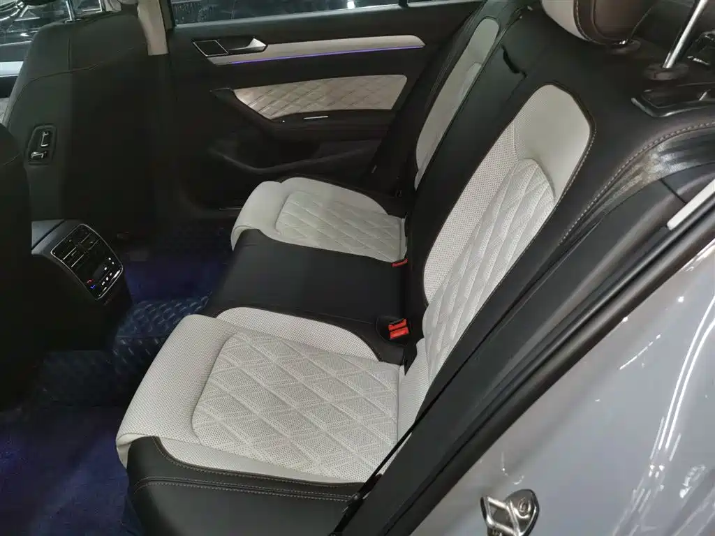 Volkswagen Magotan 2023 Model 2 Million Commemorative Edition 330TSI DSG Luxury фото 14