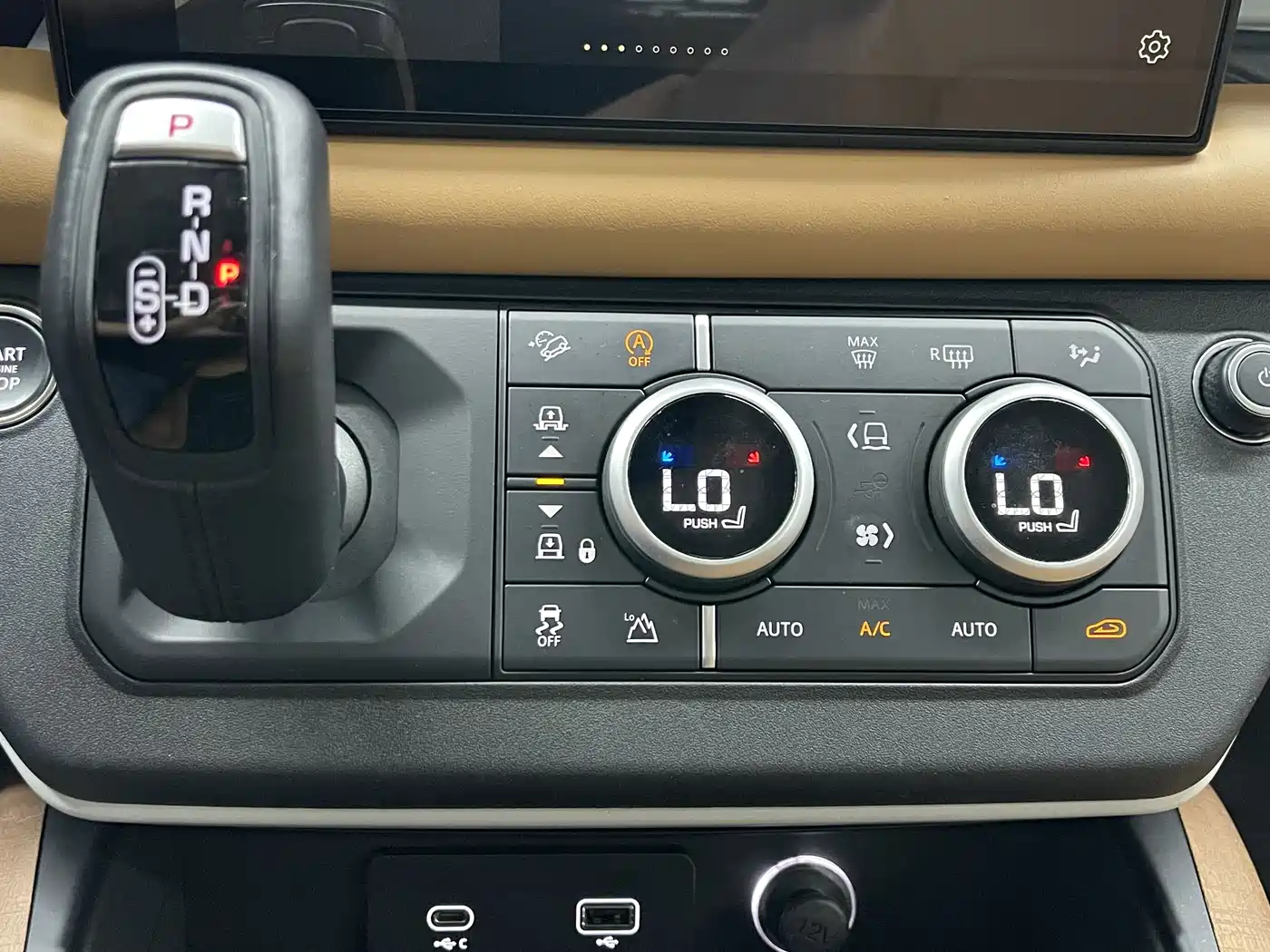 Land Rover Defender 2024 110 3.0T P400 Dark Special Edition фото 15