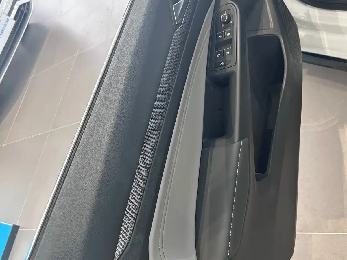 Volkswagen Golf 2025 300TSI R-Line фото 13