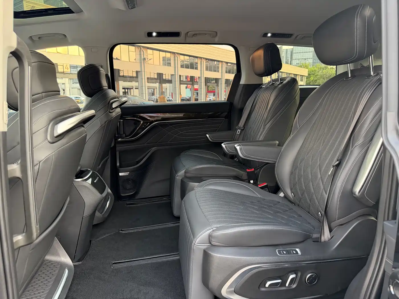 SAIC Maxus Maxus G90 2024 2.0T Galaxy 7-Seater фото 5
