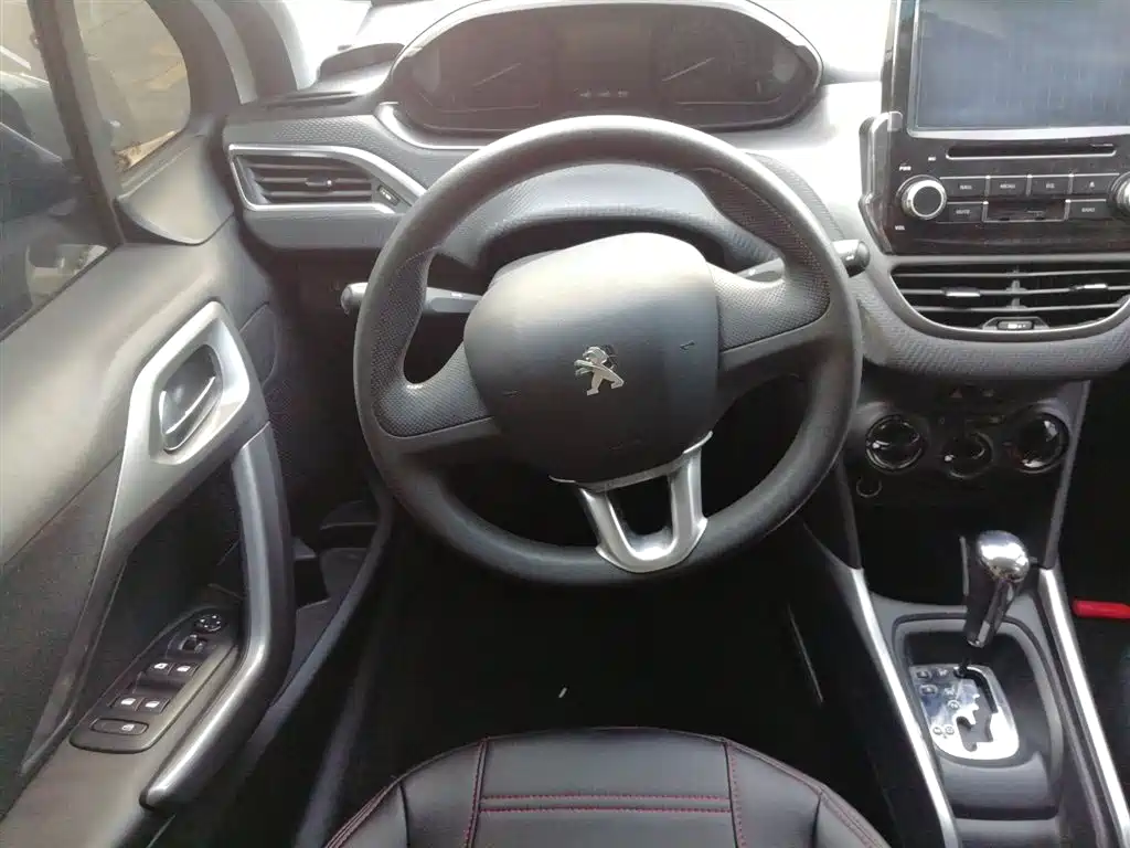 Peugeot 2008 2014 1.6L Automatic Trend Edition фото 11