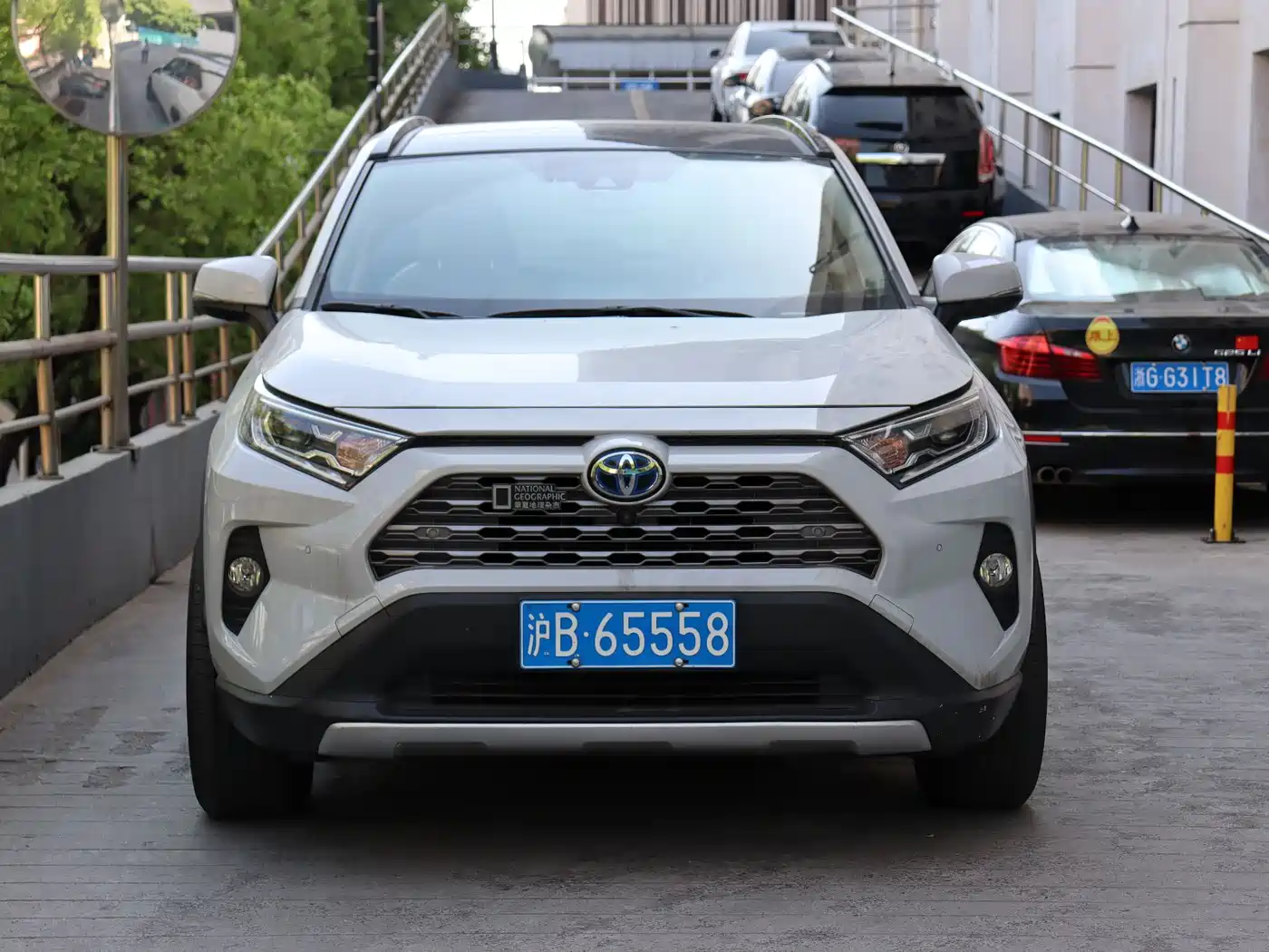 Toyota RAV4 Rongfang 2020 Hybrid 2.5L E-CVT AWD Flagship Edition фото 2