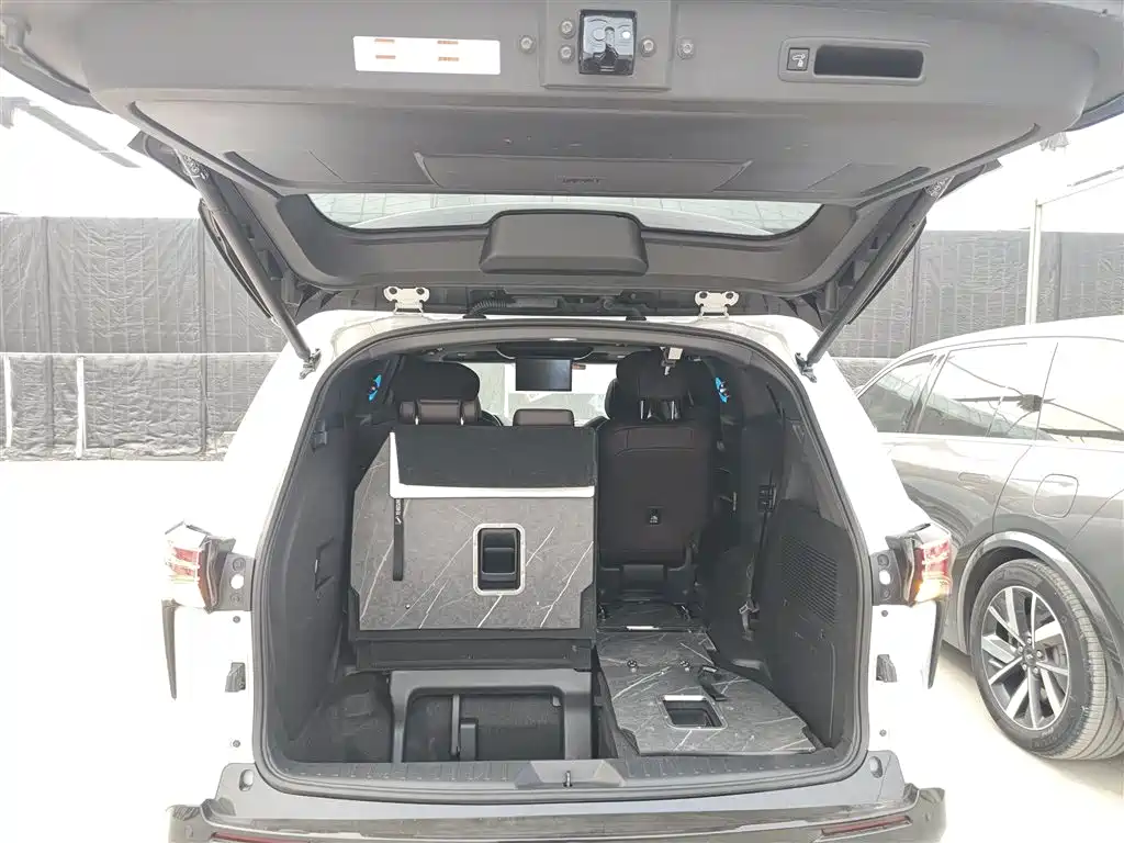 Toyota Sienna 2023 2.5L Hybrid Platinum Edition фото 15