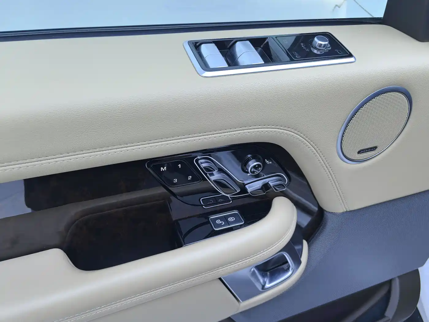 Land Rover Range Rover 2020 3.0 L6 Heritage Edition фото 5