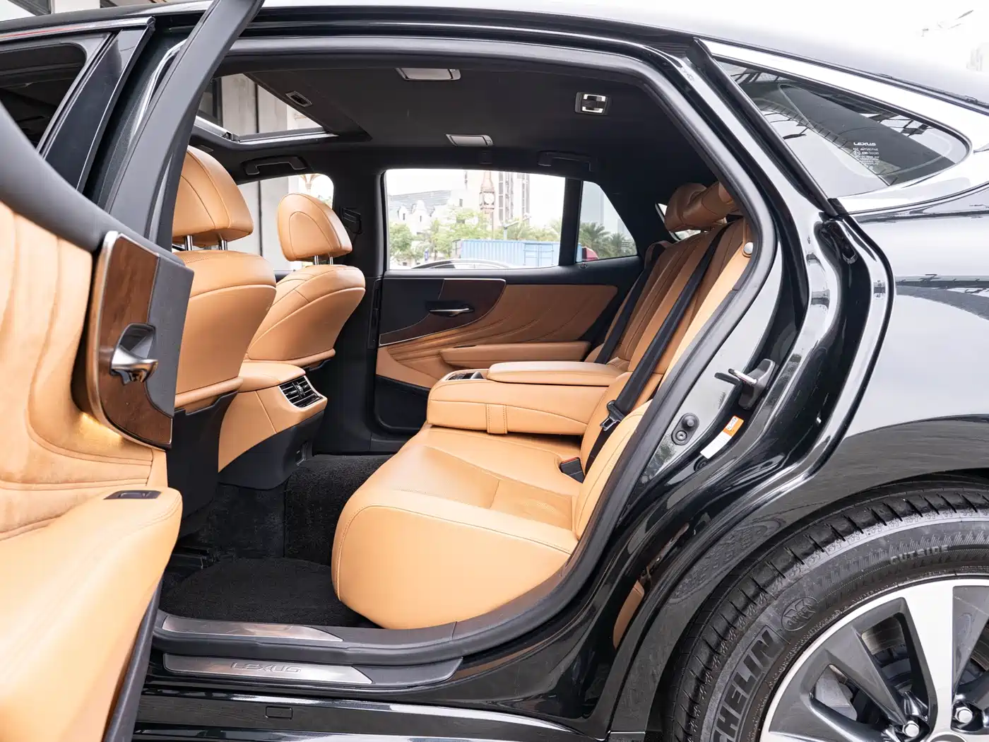 Lexus LS 2021 500h Excellence Edition фото 10
