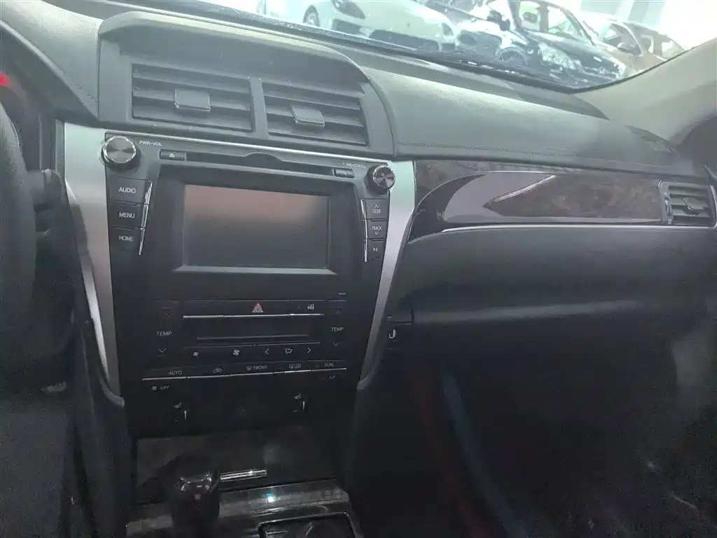 Toyota Camry 2016 2.0G 10th Anniversary Luxury Edition фото 5